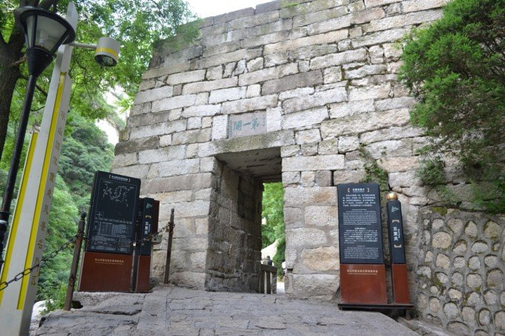 五里关,在华山峪五里处,被称为华山天险第一关.