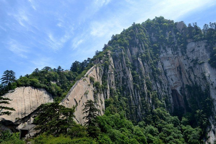 东临飞鱼岭峡谷长约百余米宽不足三尺中突旁收游人在上面行走心旌神摇