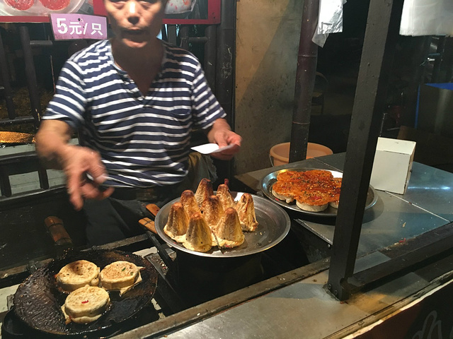 晚餐就在七里山塘大字下的苏州特色小吃店解决了,馄饨不太好吃,太大了