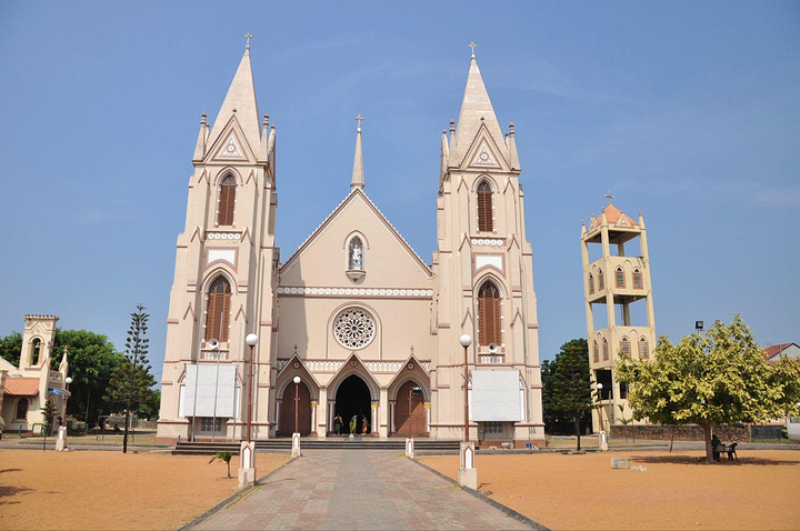 教堂不用门票,我们去的时候教堂里面没什么人很安静,内部有很漂亮的