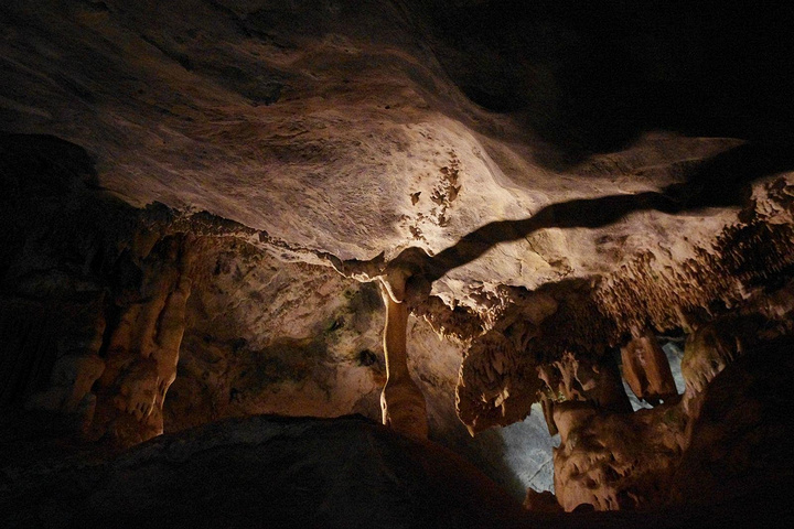 甘果洞在奥次颂的北面,宽阔的洞穴里,美丽的石笋