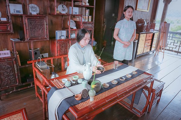 点茶是宋代主要的饮茶方式,在皇宫贵族和文人雅士间盛行.