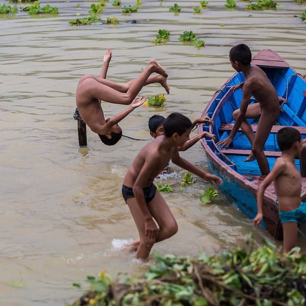 吃午饭以后继续在费瓦湖周边走走逛逛,看到一群光着身子游泳的"小泥鳅