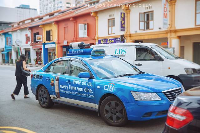 在街边看到了印着红酒广告的出租车,车顶直接顶着个酒瓶,好可爱