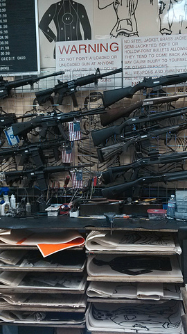 好多的枪呀长枪短枪冲锋枪狙击枪什么都有看的我只眼花在中国可是一般