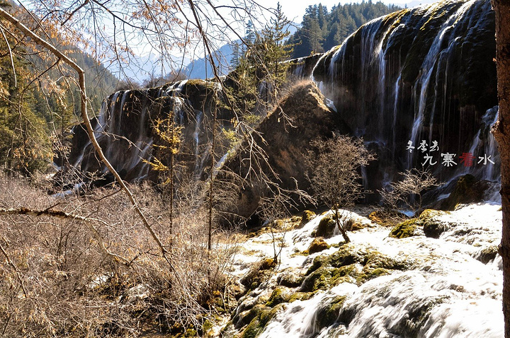 到了最下面准备出沟了,突然看到这座山,伸手这样拍一张,也挺好玩的.