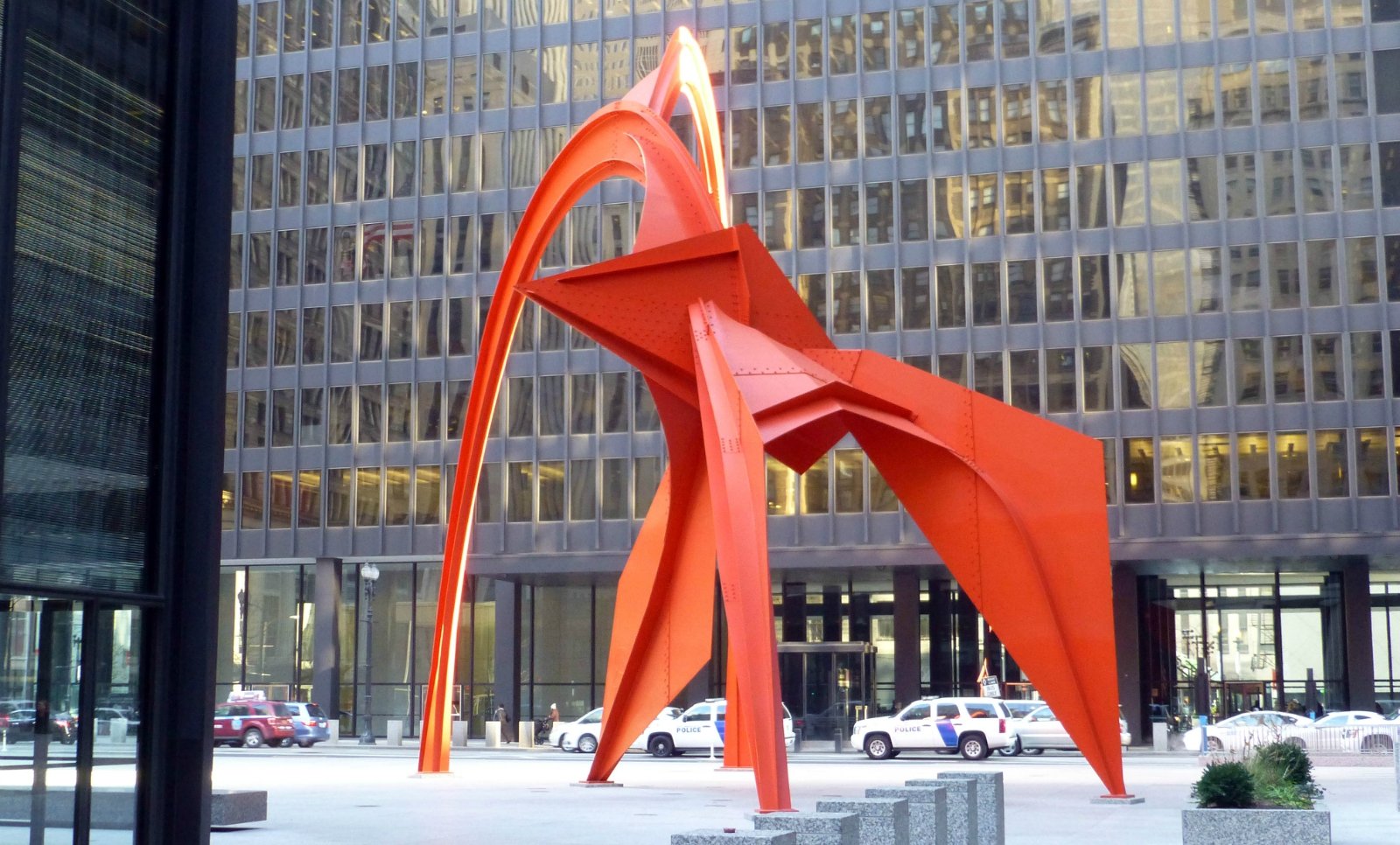 chiacago附近矗立着弗拉明戈雕塑在由钢铁和玻璃建成的有楞有角的摩天