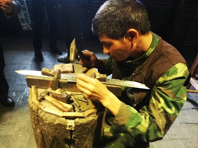 但是两位铸剑师还是穿着短袖旁若无人的打铁