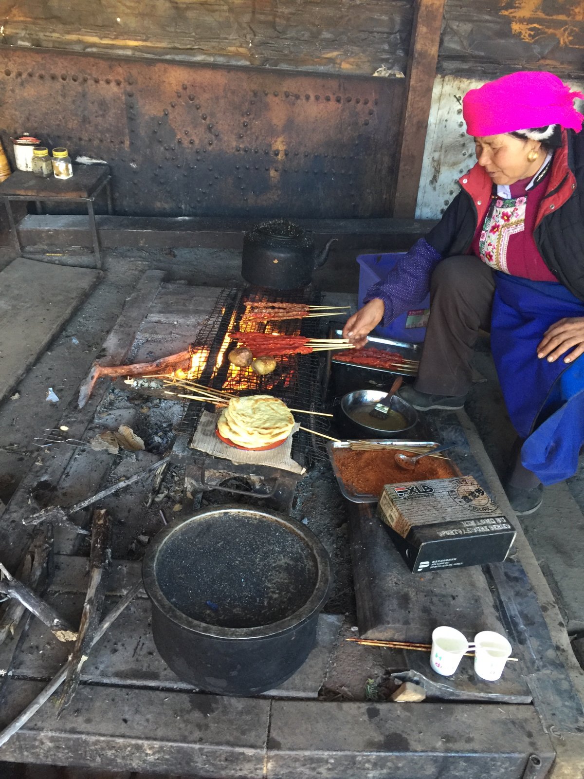 阿婆烤的羊肉串和土豆,还可以烤火