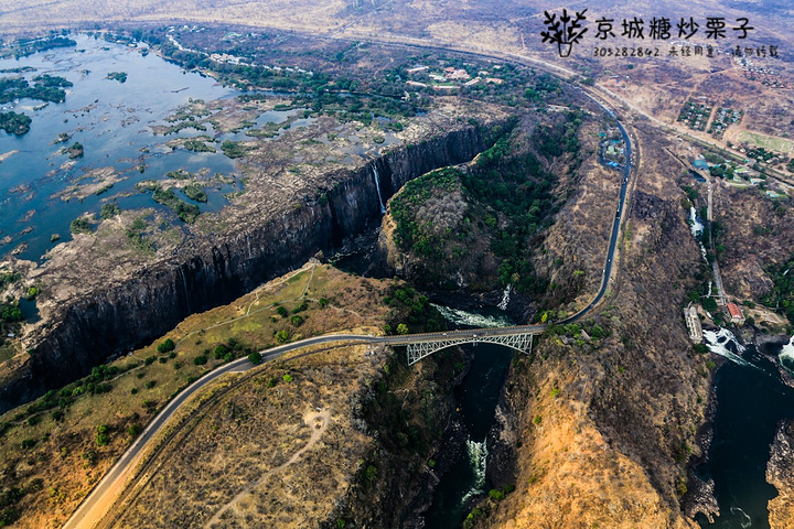 "这里可以写选择座直升飞机俯拍维多利亚瀑布，水流量大的时候更好，门票大约是10美金_维多利亚瀑布"的评论图片