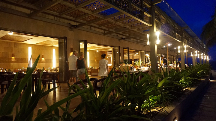 老板直接冲我们伸了大拇指说那个酒店非常棒,老板问我们怎么去是否