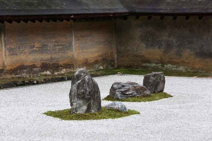 长方形的枯山水庭看似简单,实则设计巧妙.