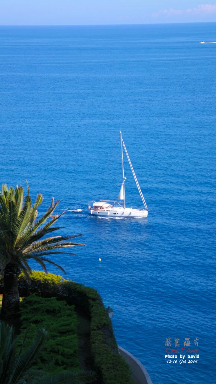 一艘洁白的帆船正逐渐在靠岸,地中海的海水蓝得如同是晕染上的一般,有