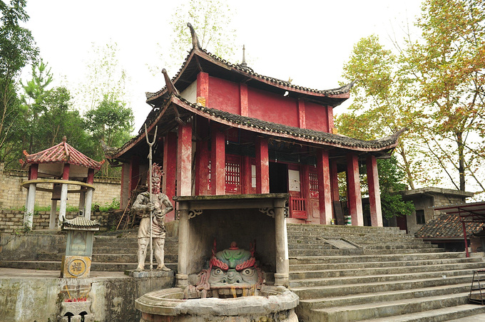 绕了一大圈终于找到入口了 半山灯池,又名龙泉寺,为正安 八景之一