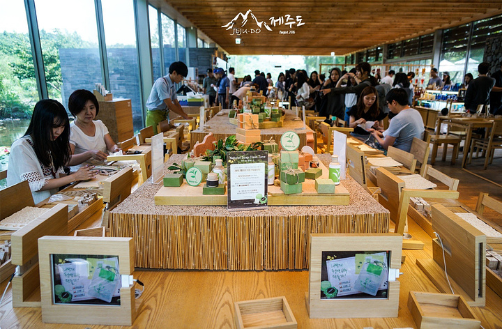 手工皂制作区,有ipad教学,三种语言,包含中文哟