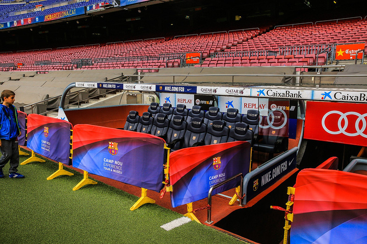 在巴萨的球场里,带上VR眼镜能用眼睛体验到球