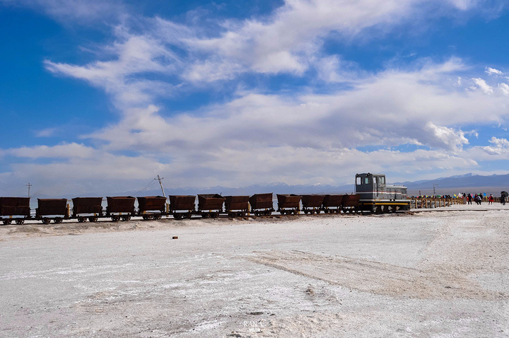 2017湖里很多小黑洞洞_茶卡盐湖评论 - 去哪儿