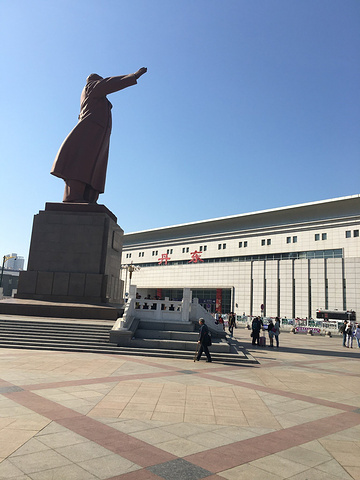 抵达丹东站.标准化的火车站,包括站名的字体.