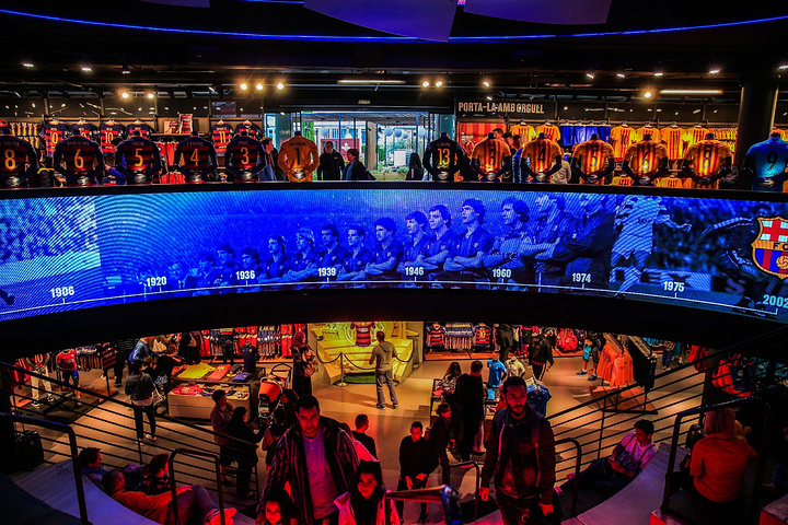 在巴萨的球场里,带上VR眼镜能用眼睛体验到球