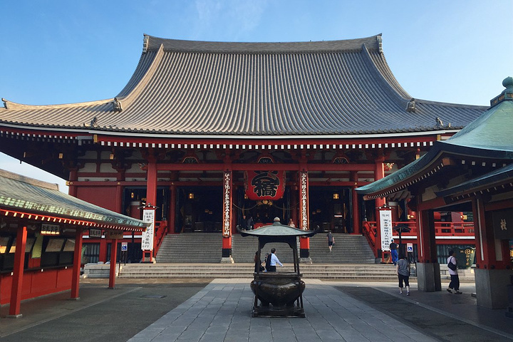 浅草寺位于东京台东区,是东京都内最古老的寺庙,寺院的大门叫"雷门"