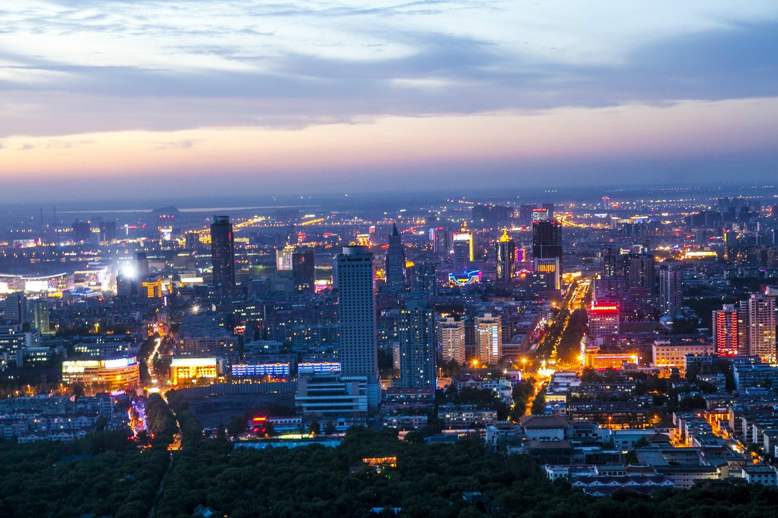 看景点之一除了可以俯视济南全貌这独特之处外众多的文化古迹香火旺盛