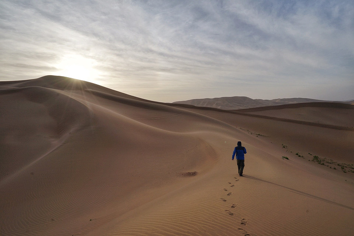 "...沙子，建议可以拎着鞋打赤脚爬3、在至高点有风，最好带个口罩，不然吃沙，穿厚一些，相机做好防沙_巴丹吉林沙漠"的评论图片
