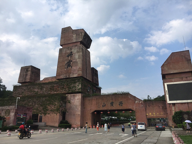 "第二天早上，在售票厅附近的早餐馆，吃了个简餐，十元的面，有荤有素还有卤蛋，味道还不错哦_丹霞山"的评论图片