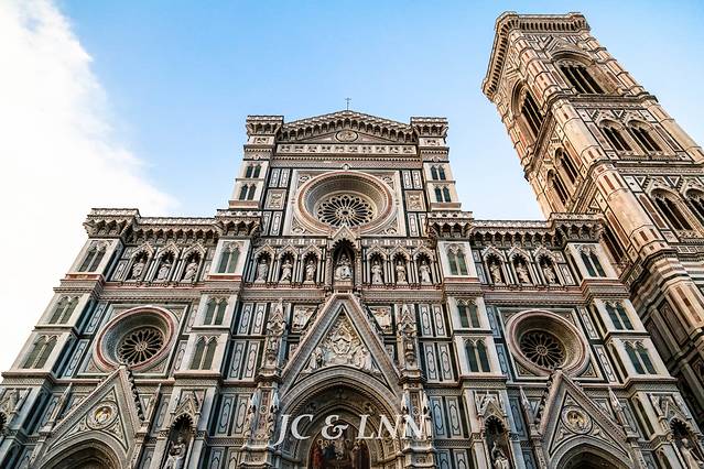 条) 圣·乔万尼洗礼堂位于佛罗伦萨主教堂广场,紧挨着圣母百花大教堂