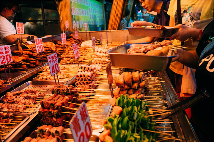 最后吃的是最开始排队买的第一家烤肉串,太火爆啦,好吃是好吃啊,就是