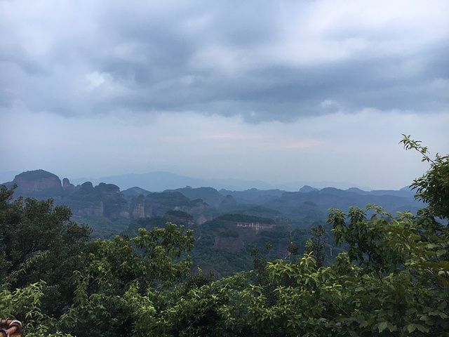 "到观日亭了，没有日落，却看到了丹霞山最美的风景，远处应该就是僧帽峰了。如果有个无人机拍摄，会更加壮丽_观日亭"的评论图片