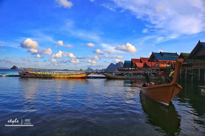 泰国南部的攀牙湾是一处风景优美的地方波光粼粼坐着皮划艇轻轻的划过