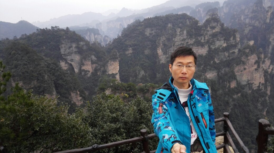 着,顶上空无一人,有两位中年壮实男游客可能刚下顶正往前面右边的路走