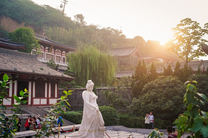 但作为一个伪历史爱好者,我兴趣不大)"春寒赐浴华清池,温泉水滑洗凝脂