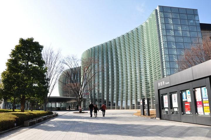 21皇居玩后还是到日比谷站 继续做日比谷线到六本木站下 去东京国立美术馆看看 很有名的建筑 路边的小店 东京国立近代美术馆 评论 去哪儿攻略