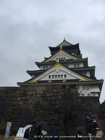 是从残存焦黑的石壁仍可怀想当年德川与丰臣交