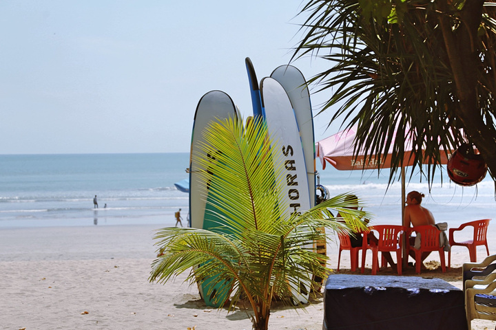 库塔海滩(kuta beach)被誉为巴厘岛最美丽的海岸,离登巴萨约10公里
