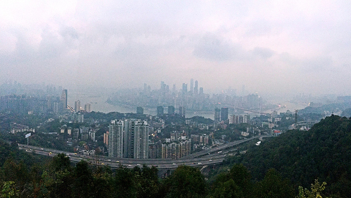 吃完泉水鸡我们去了南山一棵树观景台看重庆夜