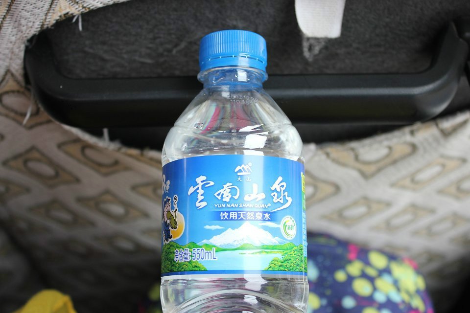2023山泉美食餐厅,买的第一瓶云南矿泉水,瓶身. 【去哪儿攻略】