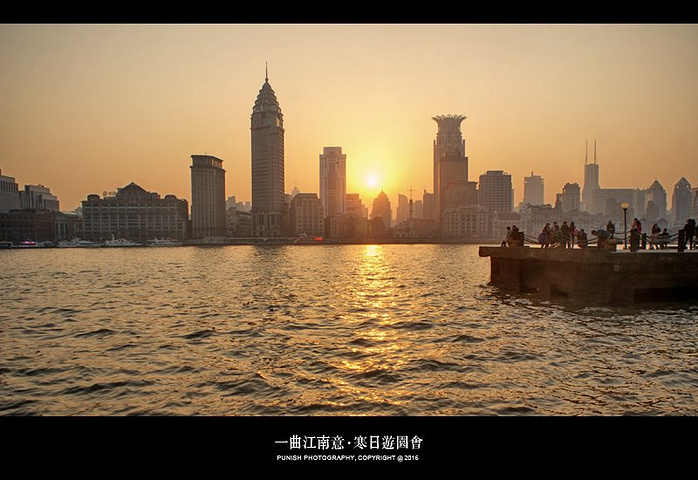 黄浦江两岸流光溢彩只是这种震撼不及维港之夜黑暗的尽头依旧伸手不见