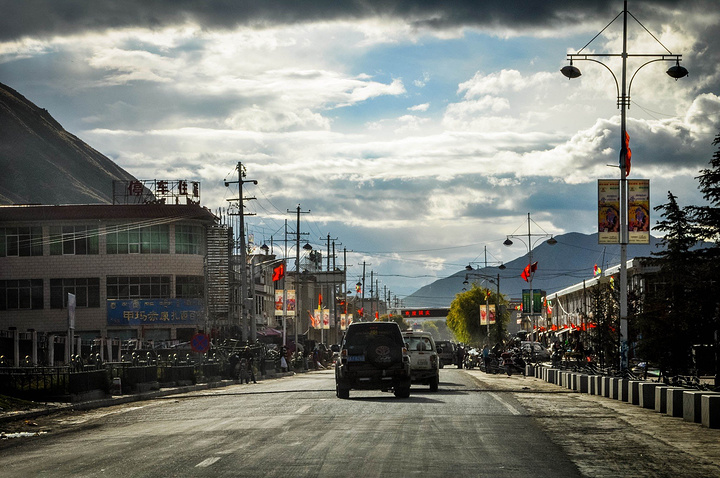 墨竹工卡县城到了,这意味着我们距离拉萨只有70公里了.