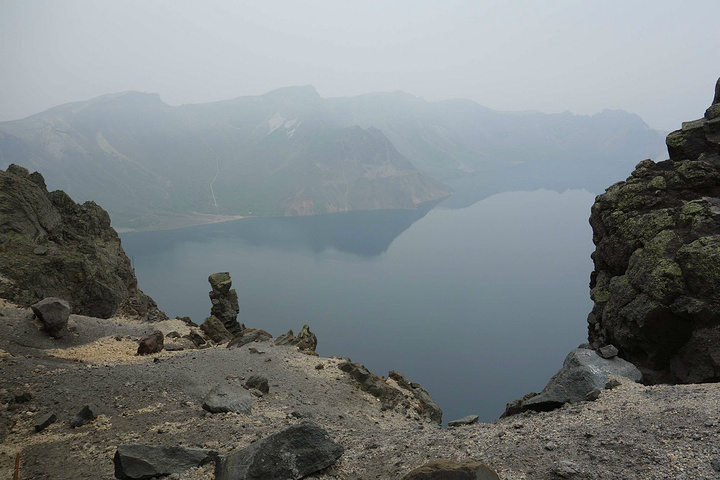 2017长白山天池是中国最深的湖泊,又是海拔最