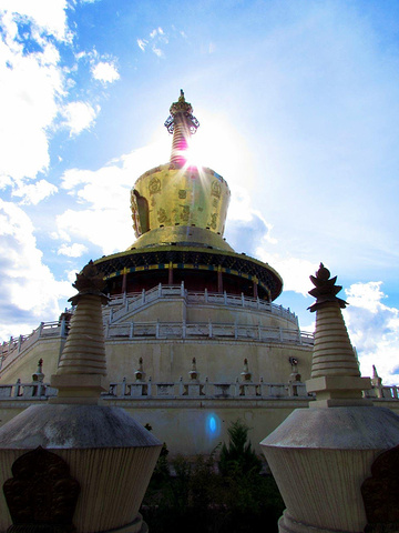 丽江金塔景区是由十七世东宝仲巴活佛发心主持,2005年建立