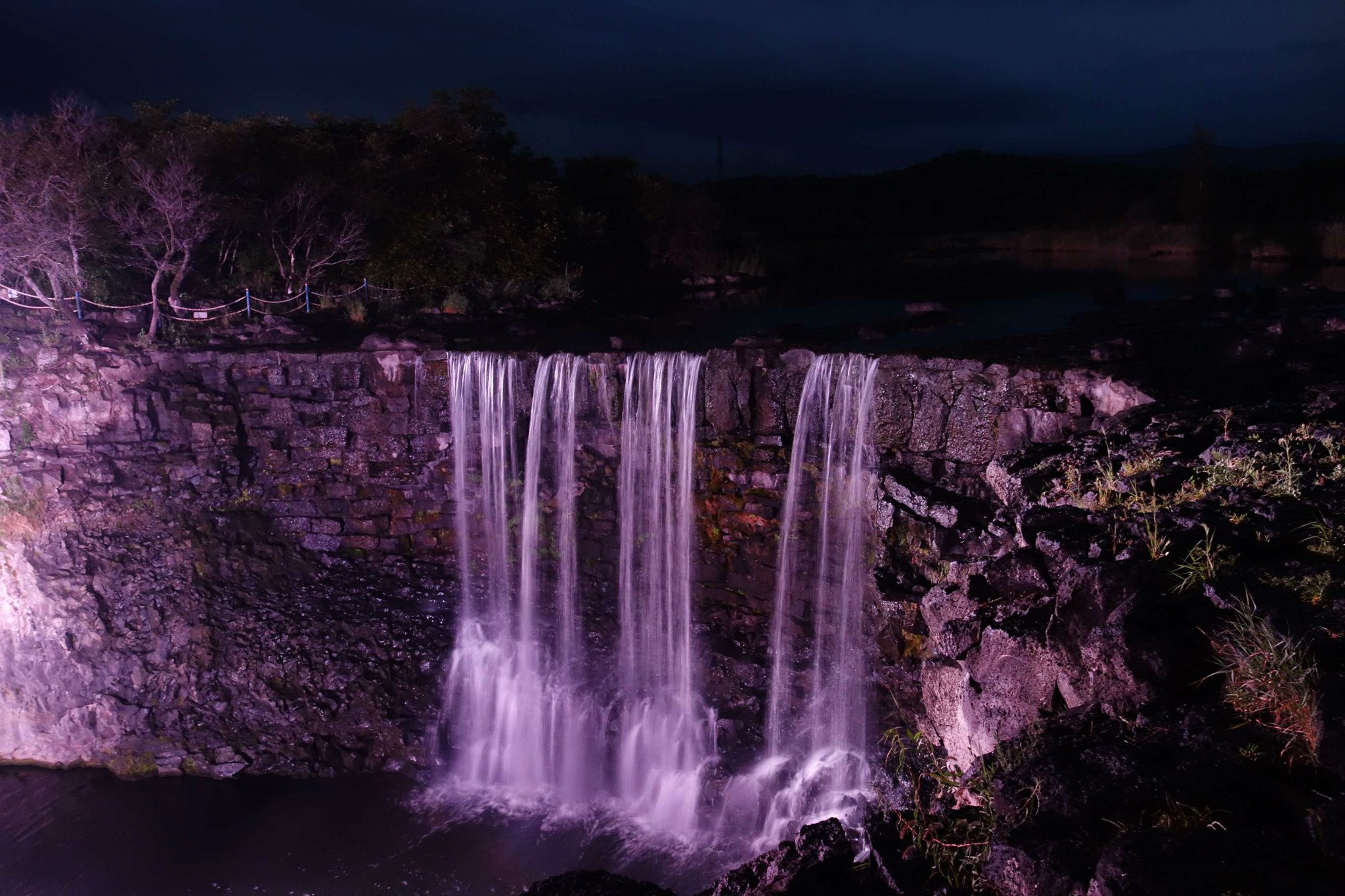 吊水楼瀑布的夜景第二天一早又去看了瀑布水流量明显增大看上去也壮观