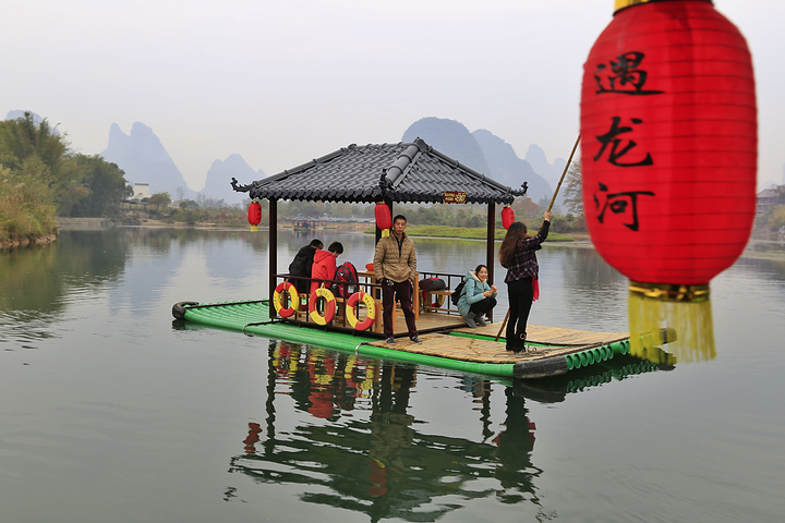 看完大榕树,来到只有几百米的遇龙河漂流,乘座在竹筏泛舟在遇龙河上