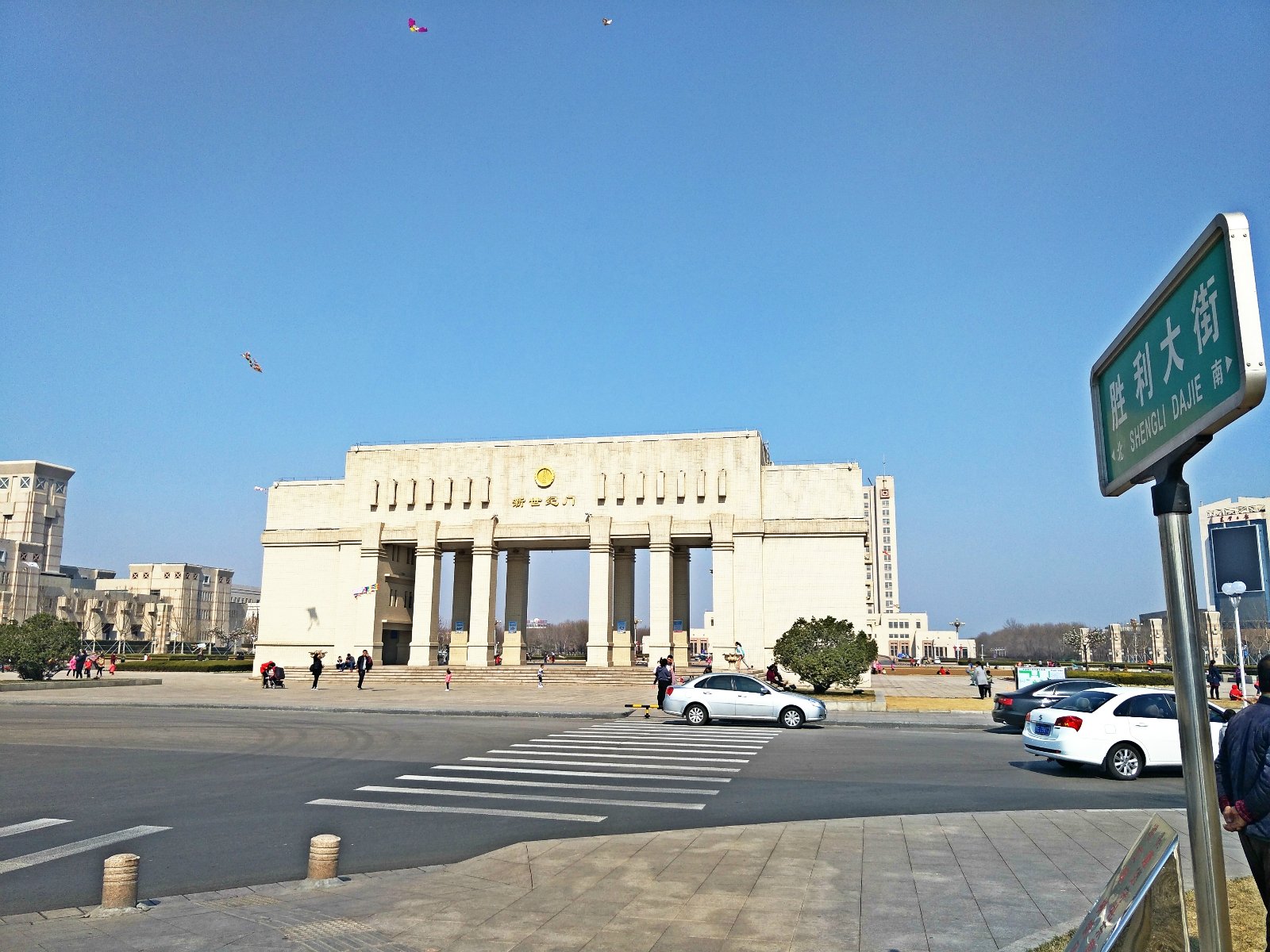 【景点介绍】新世纪广场是东营市市政府的配套广场,也是东营市的人民