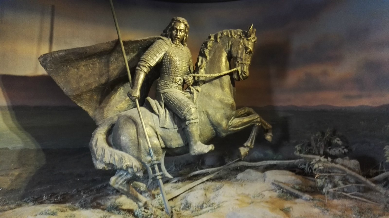 有些令人哭笑不得和煞风景的是里面竟然有很多尊金属