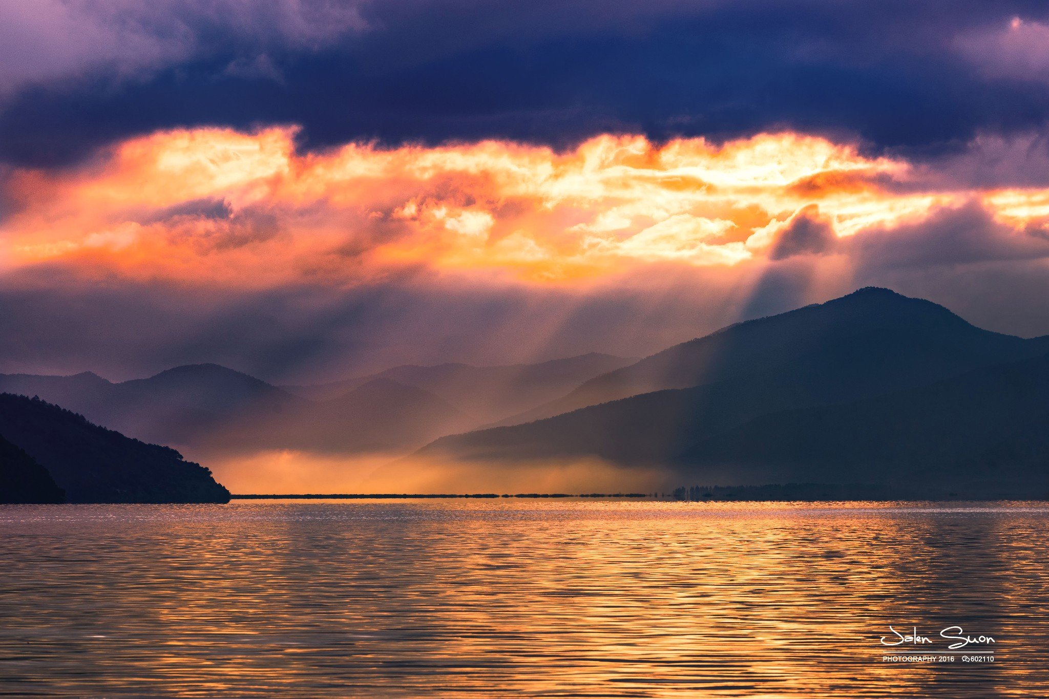 因为被乌云遮挡的缘故,当天并没有看到完整的日出,但得见这变幻莫测