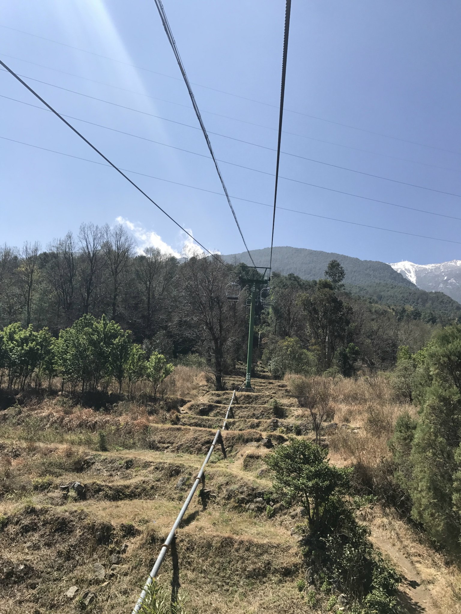 吊椅无顶双人索道,有恐高者勿坐!