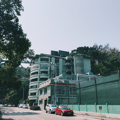 开始各种摆动作照片拍起来了。坐免费巴士到了