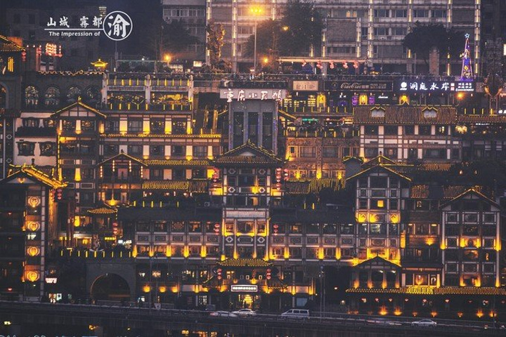 有人说《千与千寻》中汤婆婆澡堂的现实版在重庆的洪崖洞,后来对比了